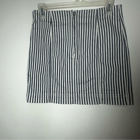 Jolt Striped Blue and White Denim Mini Skirt with back zipper Size 7/28 - Picture 5 of 6